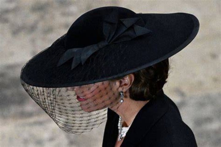 Who wears funeral veils?